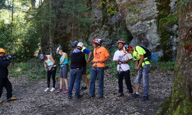 Preparando equipos de rappel.jpg